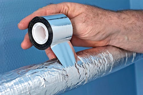 Skarvar mellan rörskålarna tätas med tejp vid rörisolering Alla skarvar mellan rörskålarna tätas med alutejp vid rörisolering